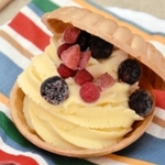 バニラアイスにブルーベリーなどを添えたアイスもなか