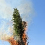 空高く燃え上がるとんどの火＝殿畑公民館