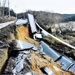 阪神・淡路大震災で道路が崩れた三木市福井の市道。大型トラックが転落した＝１９９５年１月、三木市提供