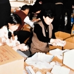被災現場に送るおにぎりを握る職員ら＝１９９５年１月、三木市提供