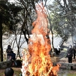 正月飾りなどを燃やし、無病息災を祈るとんど＝伽耶院