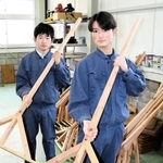 トンボを製作した小野工業高金属工業科の生徒＝小野市片山町