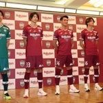 槙野智章選手（中央）らと共に記念撮影に応じる坪井湧也選手（左から１人目）＝神戸市中央区（撮影・長嶺麻子）