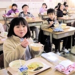 満面の笑みで給食を口にする子どもたち＝別所小学校（三木市教育委員会提供）