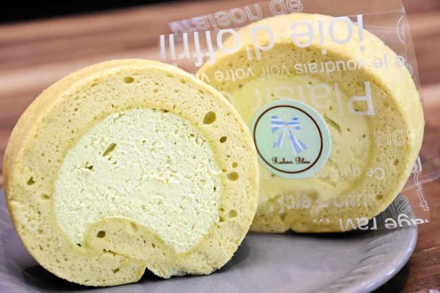 クリームがたっぷり詰まったピスタチオロールケーキ