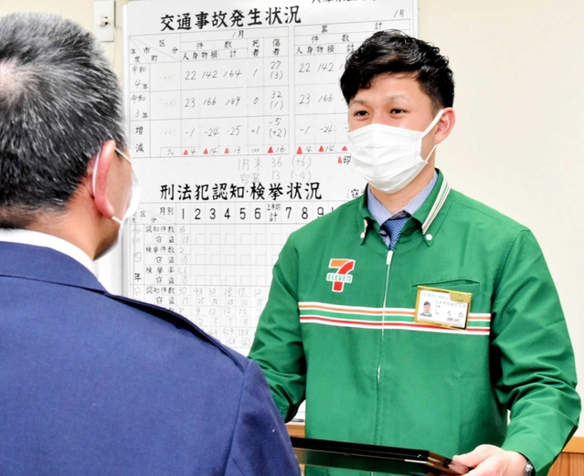 コンビニ電子マネー売り場で電話 購入理由を尋ねた店長 詐欺に間違いない 声掛け続け被害防ぐ 三木 神戸新聞next