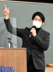 オリンピックへの思いや周囲への感謝の大切さなどを語る小塚崇彦さん＝関西国際大学