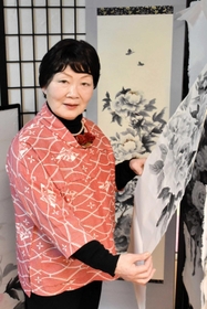 ボタンを描いた墨彩画と高橋富子さん＝三木市内