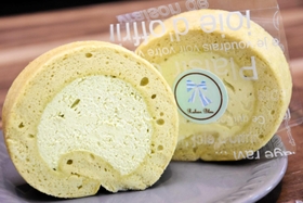 クリームがたっぷり詰まったピスタチオロールケーキ