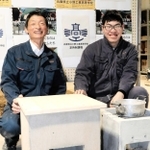 「防災かまどベンチ」を製作した中山直樹さん（右）と、指導した閑念好彦主幹教諭＝小野市片山町