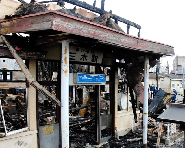 火災で焼失した三木駅の旧駅舎。下りホームは火災後数日間、利用できなかった（２０１８年３月）＝三木市末広１