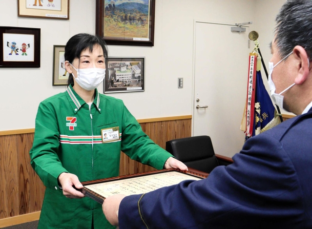三木署の三木一也署長から感謝状を受け取る森本みゆきさん＝三木市平田