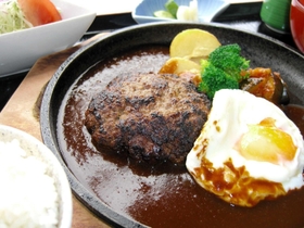 ４９年前の開場時から変わらない「手づくりハンバーグステーキ」（三木ゴルフ倶楽部提供）