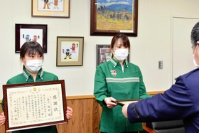 署長感謝状を受け取る野上亜紀さん（右）と森川昭美さん＝三木署