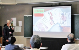 研究成果を発表する市高齢者大学の大学院生＝三木市細川町瑞穂