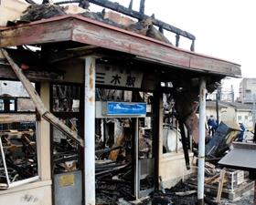 火災で焼失した三木駅の旧駅舎。下りホームは火災後数日間、利用できなかった（２０１８年３月）＝三木市末広１
