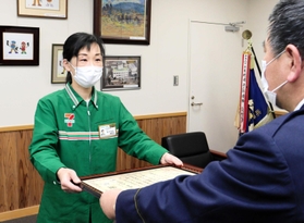 三木署の三木一也署長から感謝状を受け取る森本みゆきさん＝三木市平田