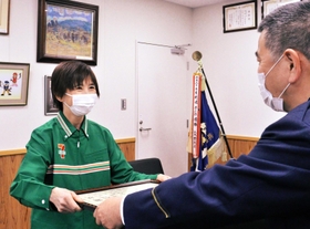 三木一也署長から感謝状を受け取る大西有美子店長＝三木署