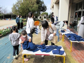 卒園児などから寄せられた体操服や通園帽子を選ぶ参加者たち＝緑が丘東幼稚園（同園提供）