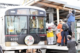 祝三木駅駅舎完成のヘッドマークを付けた臨時列車＝三木市末広１