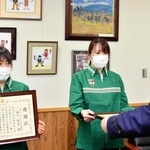 署長感謝状を受け取る野上亜紀さん（右）と森川昭美さん＝三木署