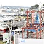 再建工事開始。大型クレーンで赤い鉄骨が持ち上げられ、駅の骨組みが姿を現し始めた（２０２１年１１月）＝三木市末広１