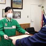 三木署の三木一也署長から感謝状を受け取る森本みゆきさん＝三木市平田