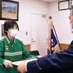 三木一也署長から感謝状を受け取る大西有美子店長＝三木署