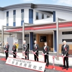 神戸電鉄三木駅新駅舎の完成を祝い、テープカットを行う市や神鉄関係者ら＝三木市末広１