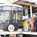 祝三木駅駅舎完成のヘッドマークを付けた臨時列車＝三木市末広１