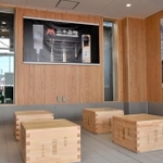 金物・山田錦・ゴルフなど特産品をＰＲする待合スペース＝三木市末広１