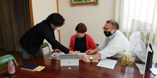 デジタルを活用した回覧システム構築に向けて話し合う自由が丘北地区自治会の役員＝三木市志染町東自由が丘３（同会提供）