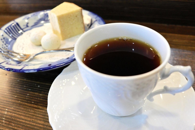 山田錦を使ったカフェインレス飲料と菓子＝三木市別所町小林