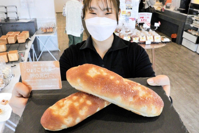 兵庫県産の山田錦ともち麦のコッペパン＝三木市芝町