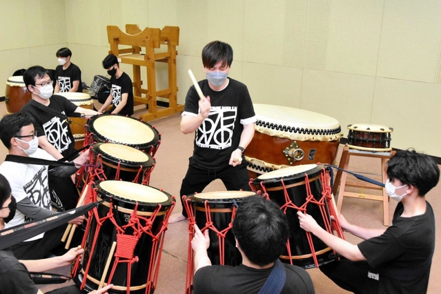 イベントに向けて練習を重ねる「別所ともえ太鼓会」のメンバー＝三木市文化会館