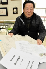 住宅地図で「吉川の名字」を調査した郷土史家の藤田均さん＝三木市吉川町吉安