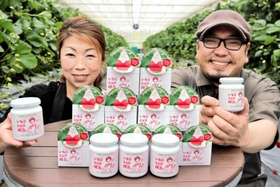 持ち帰り用いちごミルク練乳を考案したながしお農場の永塩京子さん（左）と西山牧場の西山農さん＝三田市沢谷