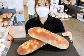 兵庫県産の山田錦ともち麦のコッペパン＝三木市芝町
