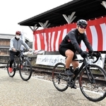 三木鉄道跡の別所ゆめ街道サイクリングロードを走る愛好家ら＝三木市別所町東這田