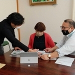 デジタルを活用した回覧システム構築に向けて話し合う自由が丘北地区自治会の役員＝三木市志染町東自由が丘３（同会提供）