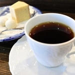 山田錦を使ったカフェインレス飲料と菓子＝三木市別所町小林
