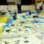 ふるさと納税の返礼品として書道を楽しむ人たち（人権書道きらきら提供）