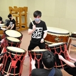 イベントに向けて練習を重ねる「別所ともえ太鼓会」のメンバー＝三木市文化会館