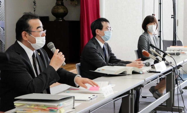 報告書の内容を説明する事故調査委員会の（左から）永井光弘委員、西村善博委員長、高野美由紀委員＝三木市福井、市立教育センター