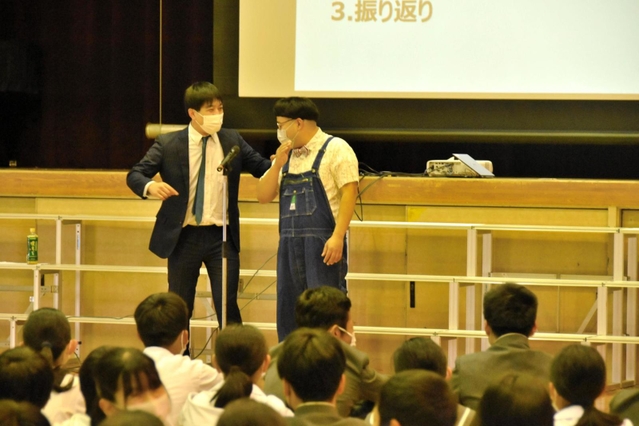 生徒の前で漫才を実演する「コンチェルト」の２人＝三木東中