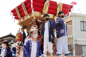 太鼓の音を響かせ地区を巡行する美坂社の屋台＝三木市別所町東這田