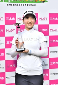栄冠に輝き、笑顔を見せる石田可南子選手＝三木ゴルフ倶楽部