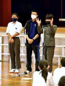 漫才を披露し、同級生を楽しませる生徒＝三木東中