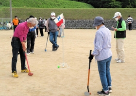 グラウンドゴルフを楽しむ参加者＝三木市口吉川町桾原（口吉川ふれあいまちづくり協議会提供）