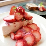 甘い香りが漂う「いちごのレアチーズケーキ」